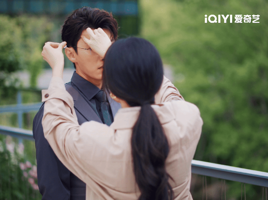 胡羞裴轸创可贴文学裴轸那原生家庭的伤痛，就像一道道难以愈合的伤口，而胡羞的创可贴