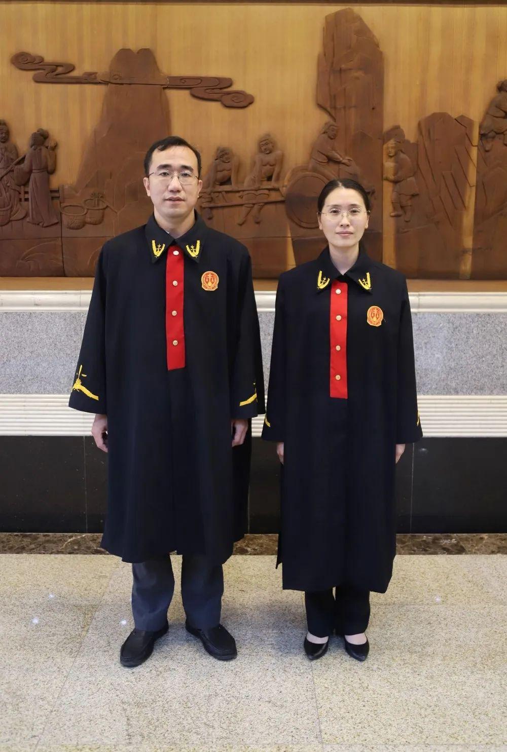 坚持四个自信，先从法官脱下西式法袍开始一直以来，每次观看庭审直播、走进人民