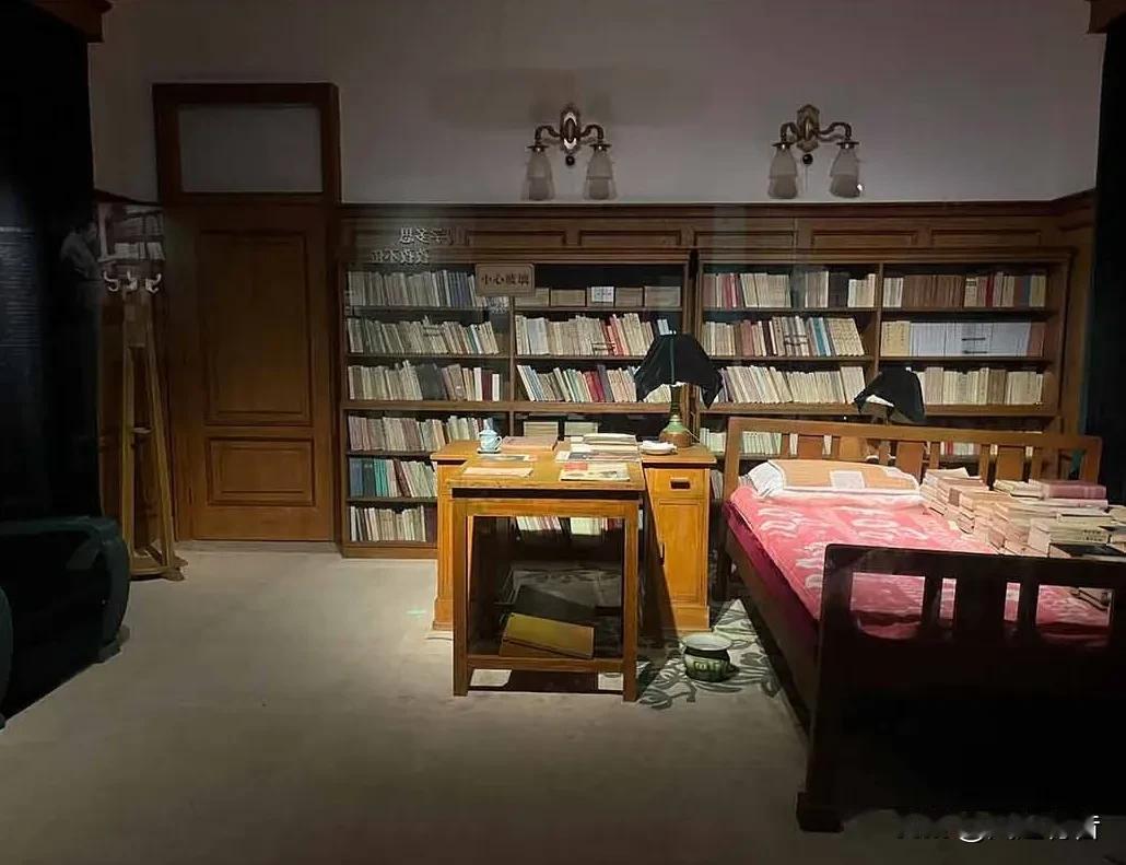 毛泽东主席的才华不仅展现在政治、军事、哲学方面,而且展现在诗词、文章等多个方面。