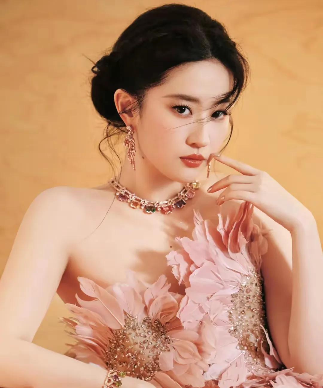 我好像明白了刘亦菲为什么从来不参加综艺不是因为她清高不缺钱，也不是节目组请不