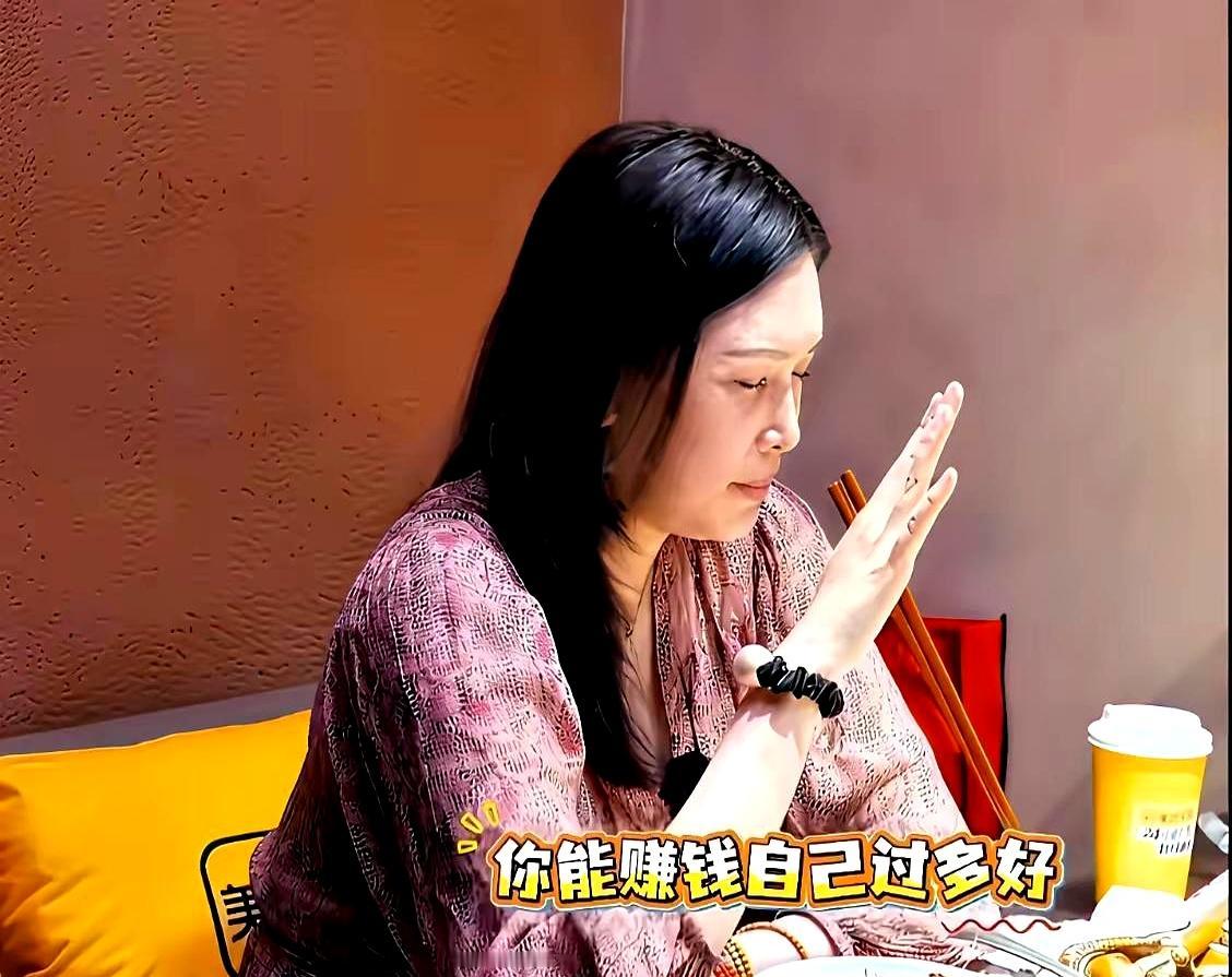 拳王邹市明拿命在擂台上拼出上亿身家，如今眼疾缠身，还得被老婆的闺蜜明晃晃地劝着扫