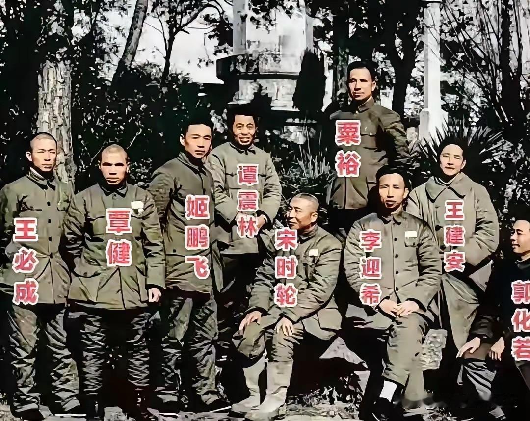西湖畔的名将聚首：1949年三野功臣珍贵合影1949年5月，杭州宣告解放，硝烟