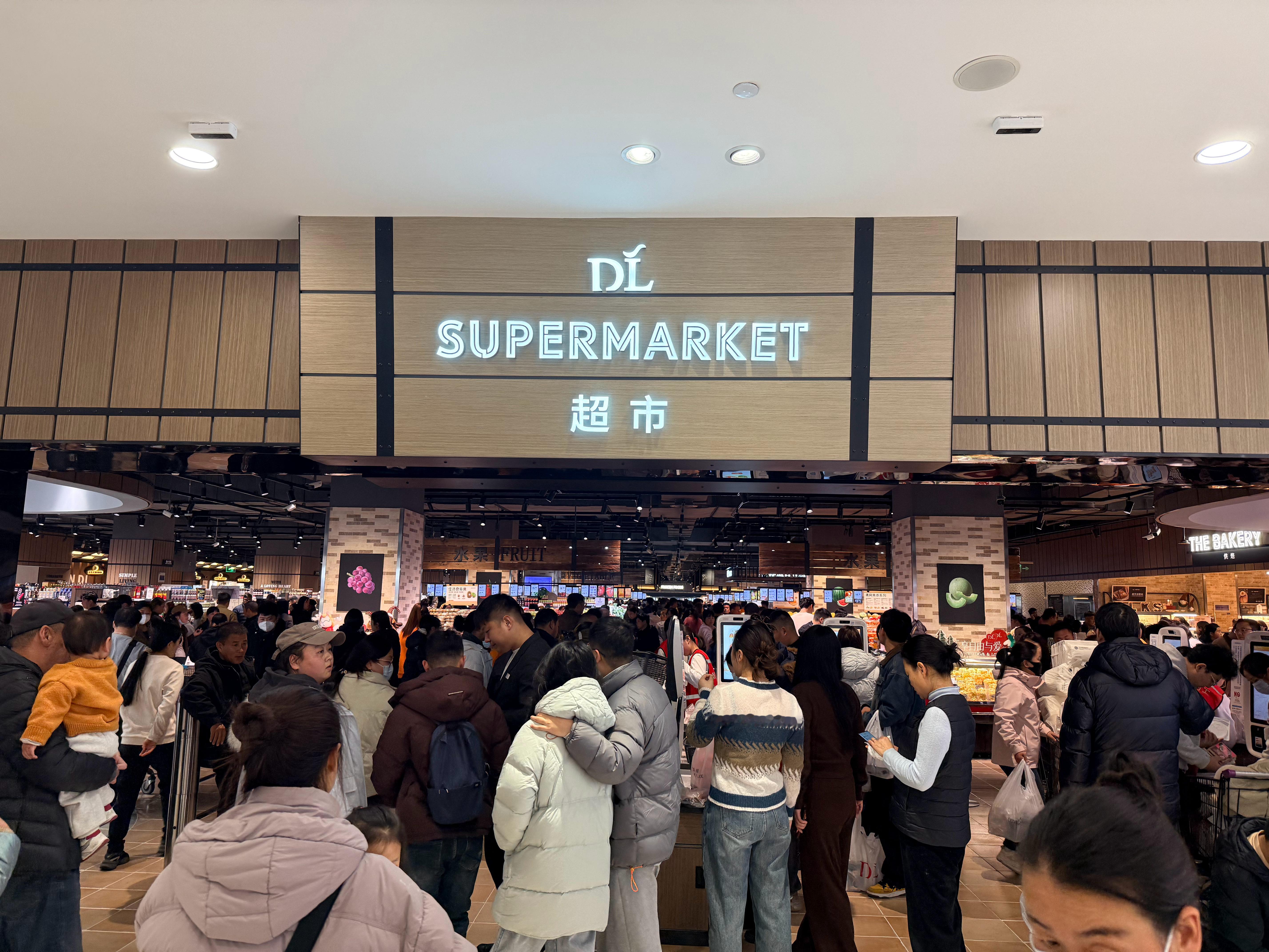 之前来过一次胖东来，我发现无论周几逛胖东来人都是真的多啊，结账的时候挤都挤不动。