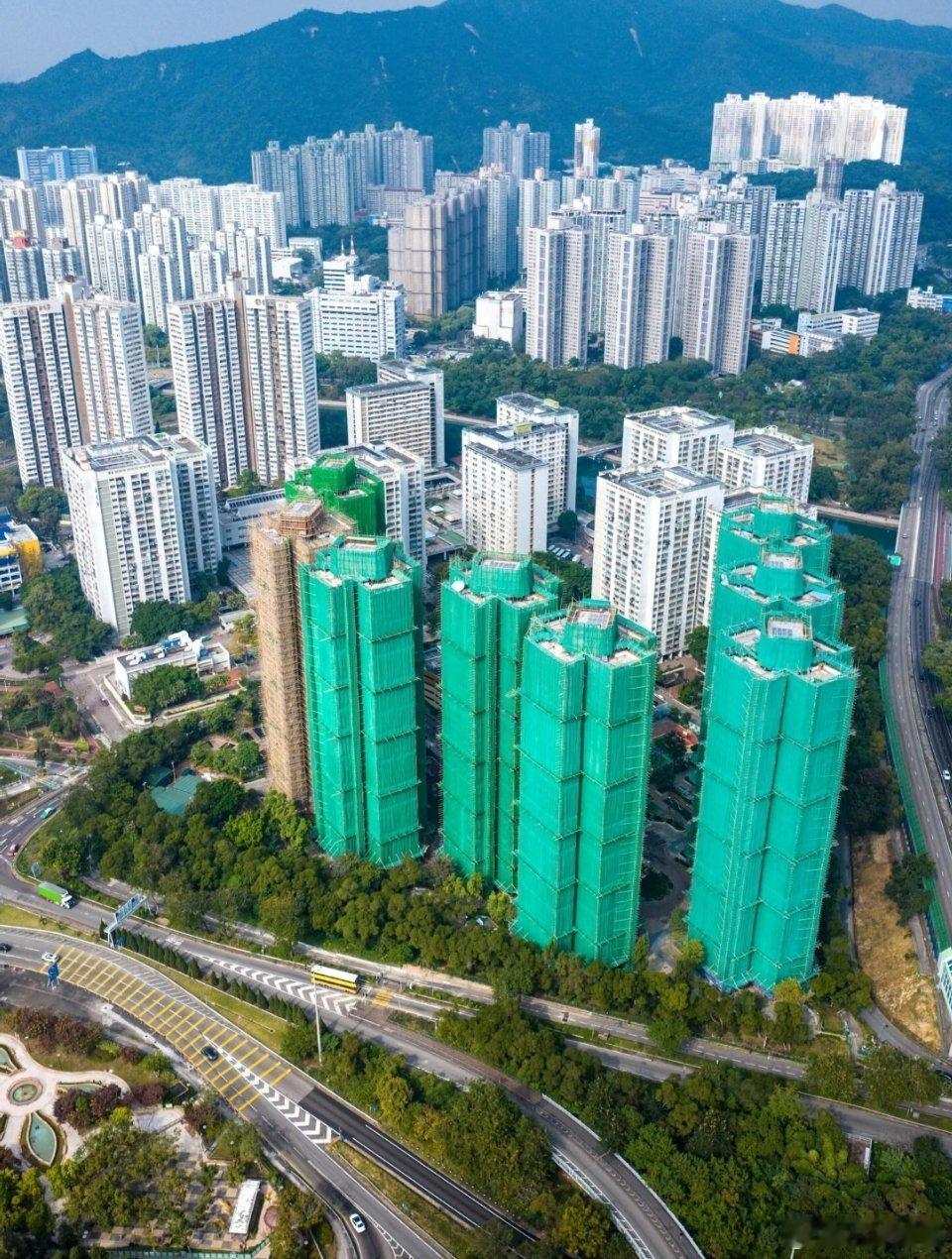 香港起火大楼前后对比照水火无情，以前那么漂亮的几座大楼就这样被无情的大火付之一炬