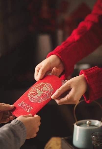 今天表妹出嫁，我随了1800礼，礼簿上只落账500。我问：1300哪去了