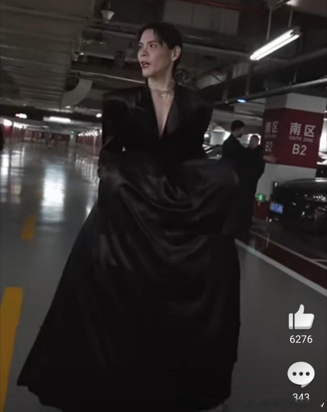 向佐怎么越穿越大胆向佐的穿搭越来越有潮流感风格大胆前卫完全打破了大家对他的