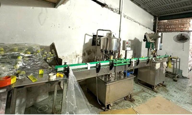 越南宁平省一家生产数万瓶假醋工厂的业主被起诉3月10日，越南宁平省警察局表示，