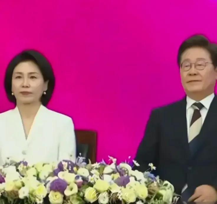 笑死了，李在明履职第一天，韩网友就调侃:李在明工作一个月就超过尹锡悦工作三年了！