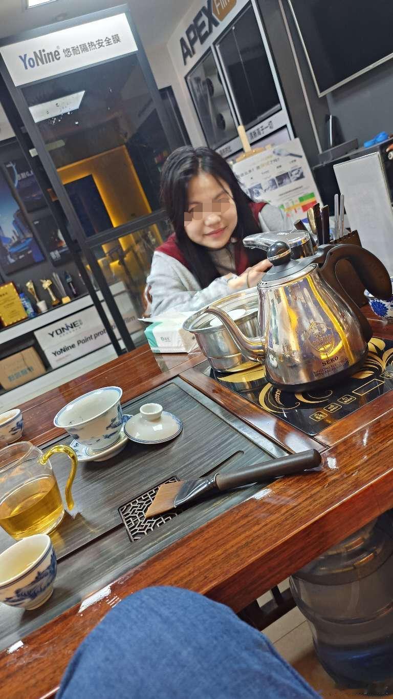 昨晚跟老板提了离职。月薪八千，早八晚七，月休三天。工作没什么压力，每天到店里转转