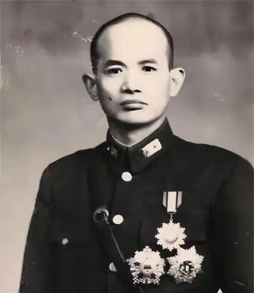 1956年，毛人凤猝然离世，仅仅21天后，妻子便拎着皮箱头也不回地离开，8个孩子