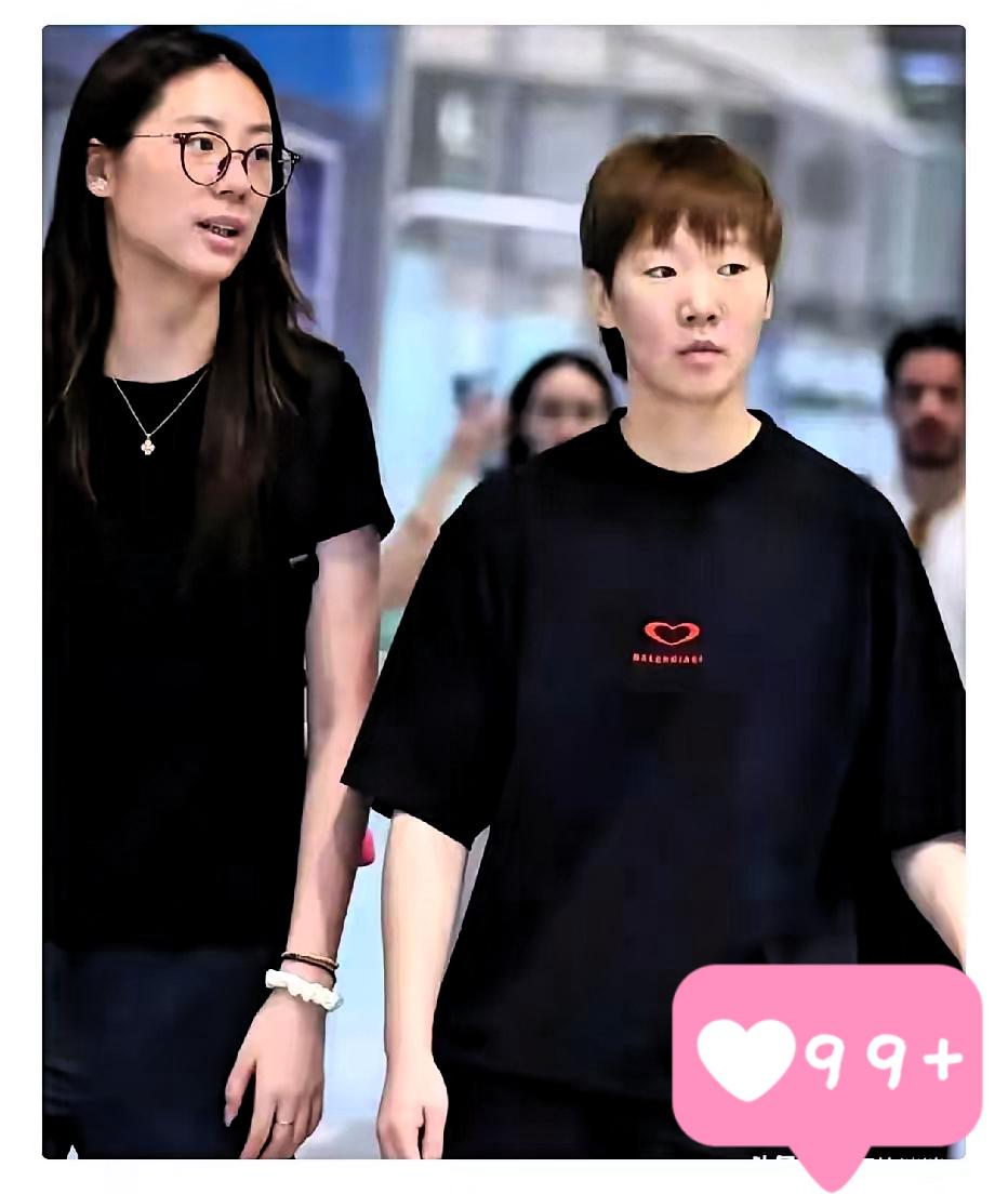 王曼昱拿了冠军，没把钱全花自己身上，真让人心里一暖。​王曼昱夺冠后的奖金，从