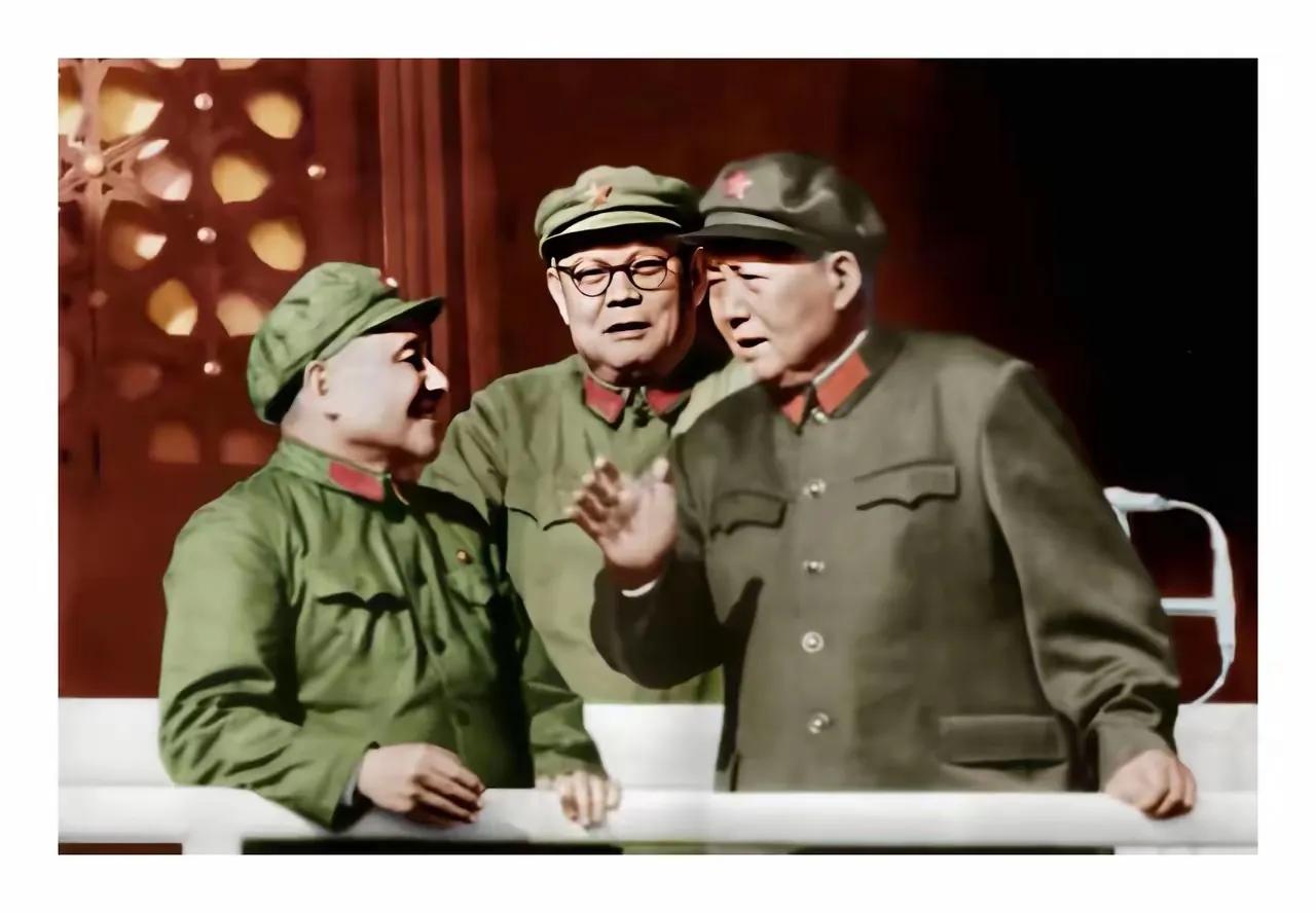 1966年，在天安门城楼上，聆听老人家的教导。读毛主席的书，听毛主席的话。