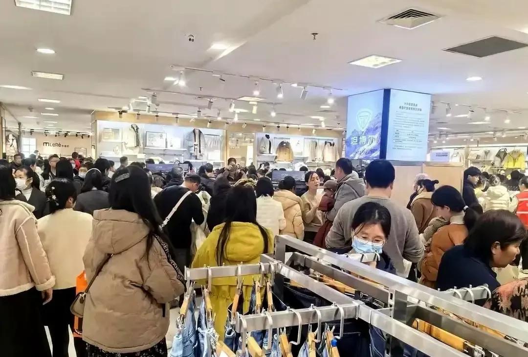 同事周六六点把老婆孩子薅上车，一脚油门干到许昌，就为去胖东来抢件羽绒服。四百公