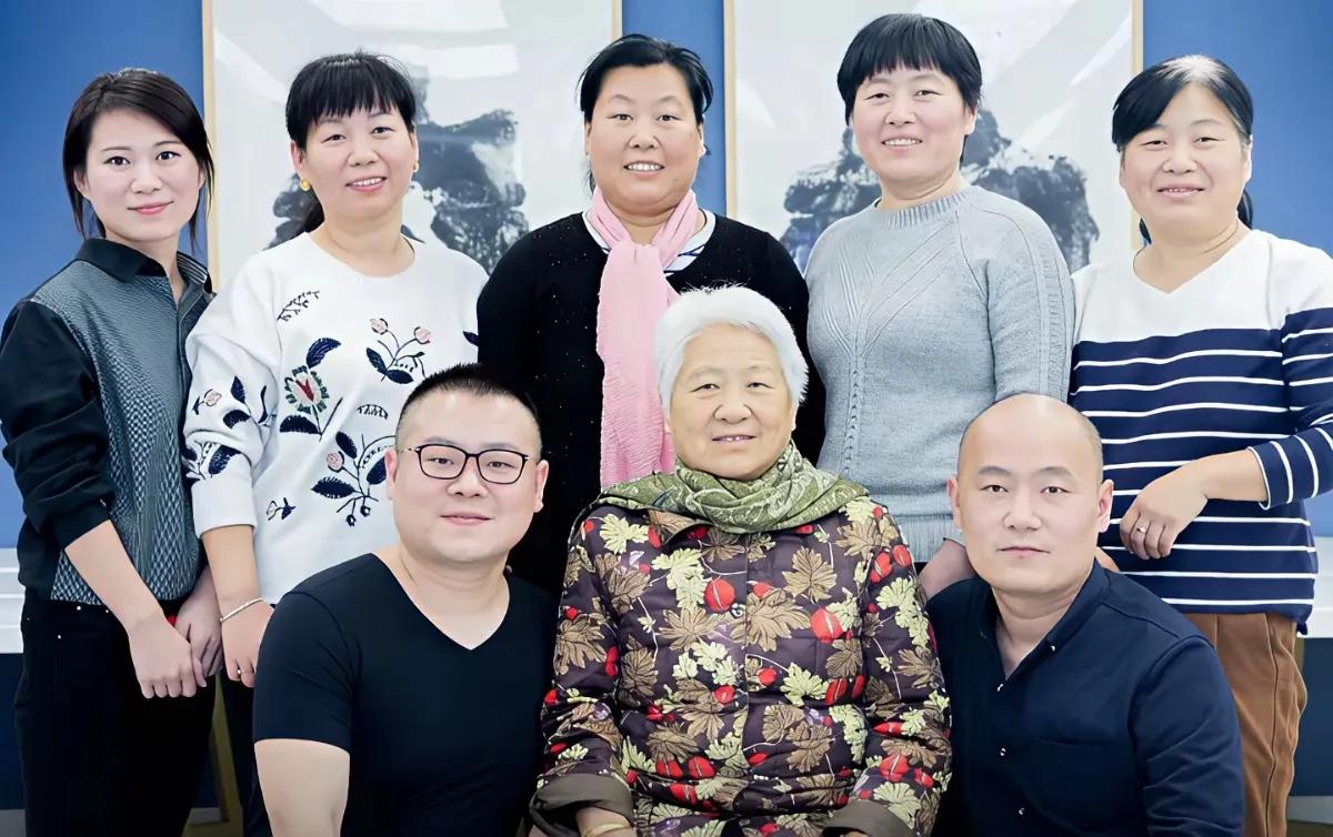 昨天岳云鹏的五姐岳雅凝开着四五十万的宝马五系，把老母亲接回了家。岳云鹏当年和