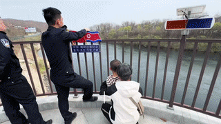 两名朝鲜🇰🇵渔民突然靠近咱们中国的江中岛休息吃饭。结果被咱们中国这边的游客