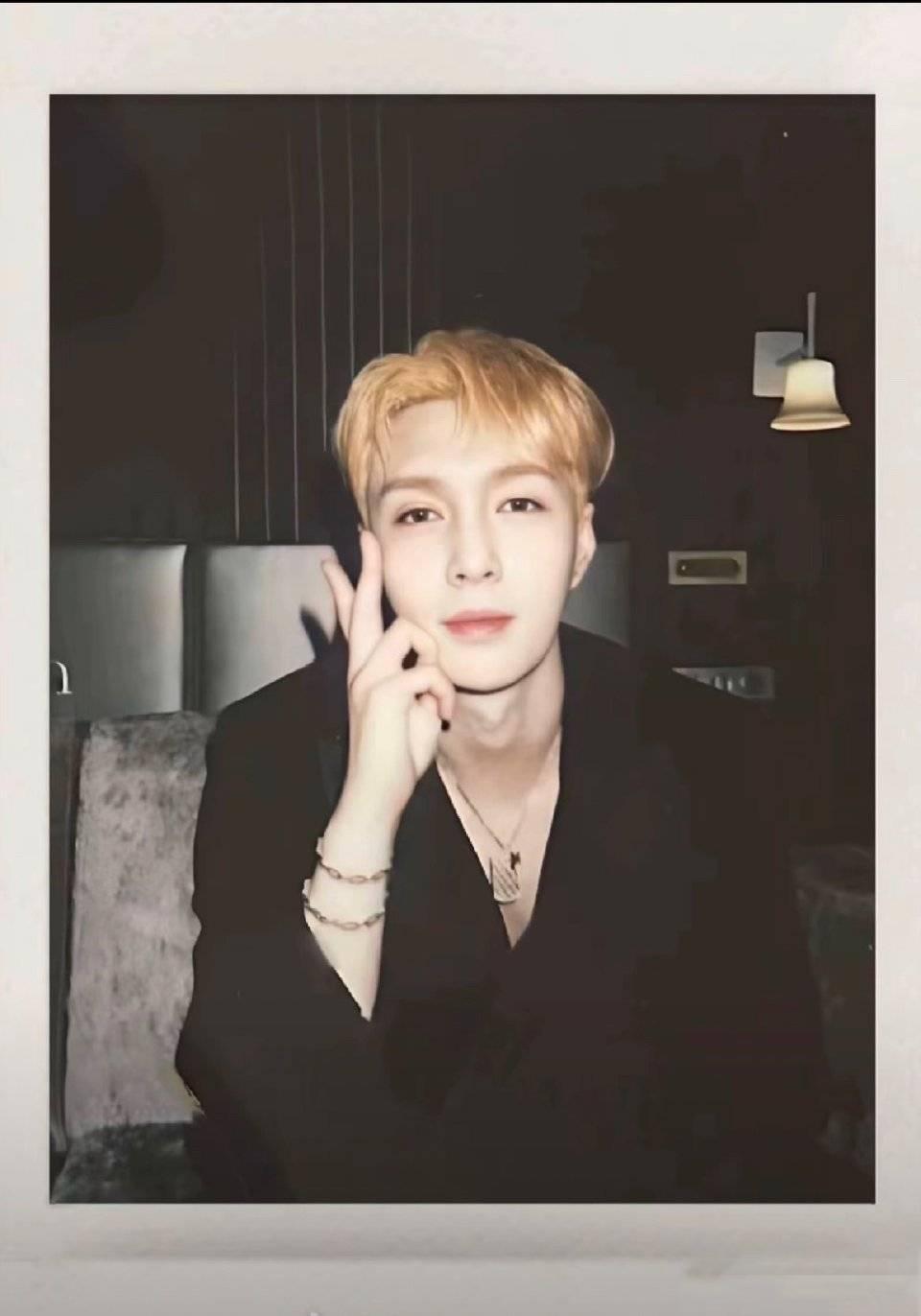 张艺兴发文致歉，颜值魅力依旧难挡12月14日，张艺兴因参加国家话剧院重要活动