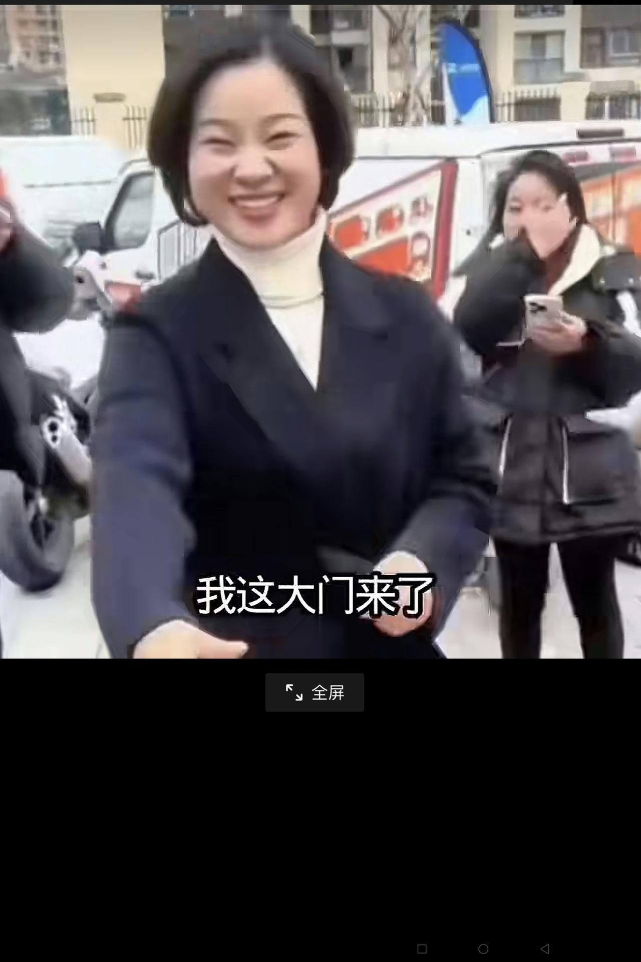 一人当8个店的店长，张雪的妻子陈星伊太能干了！近日，张雪的妻子陈星伊笑的嘴都合