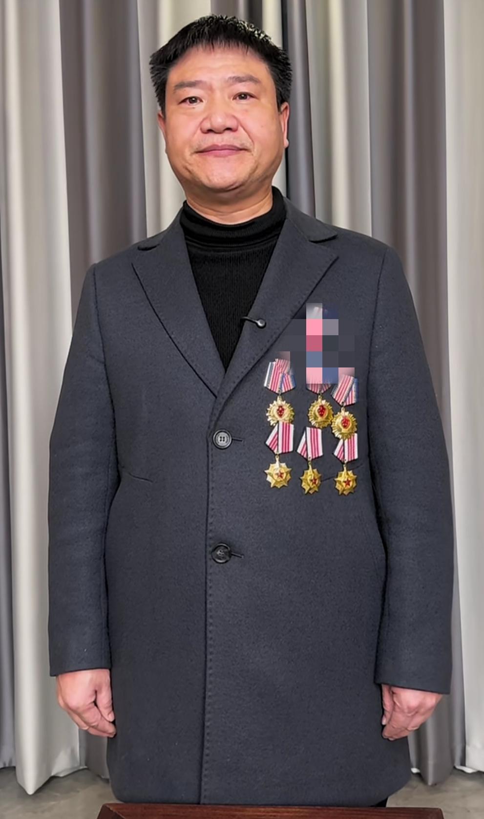 看了反诈老陈最新的视频，他戴着几枚勋章，赫然质问某短视频平台，为何要删除他的视频