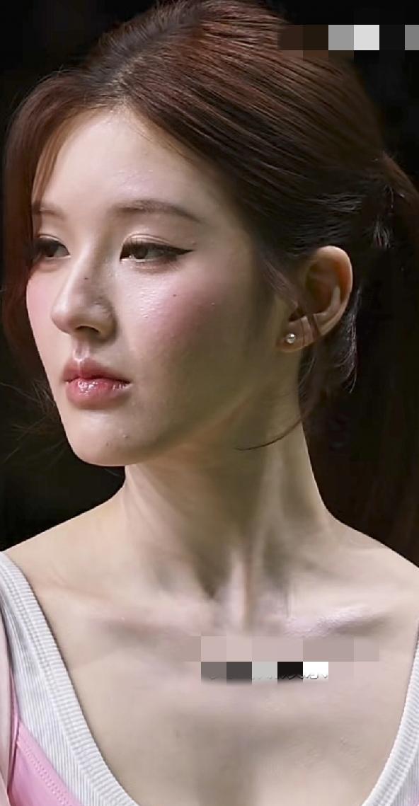 3月29日，赵露思上海参加时装周，坐中间有点尴尬，怼脸拍脸上皮肤不好，有好多小痘