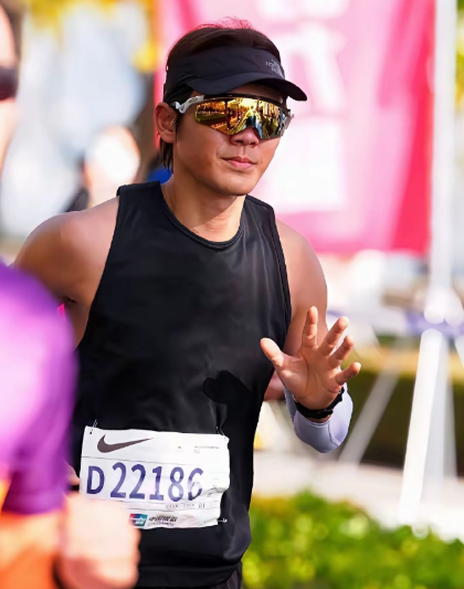 何炅51岁还主持，我不意外。黄渤51岁还演戏，我也不意外。唯独没有想到的是，