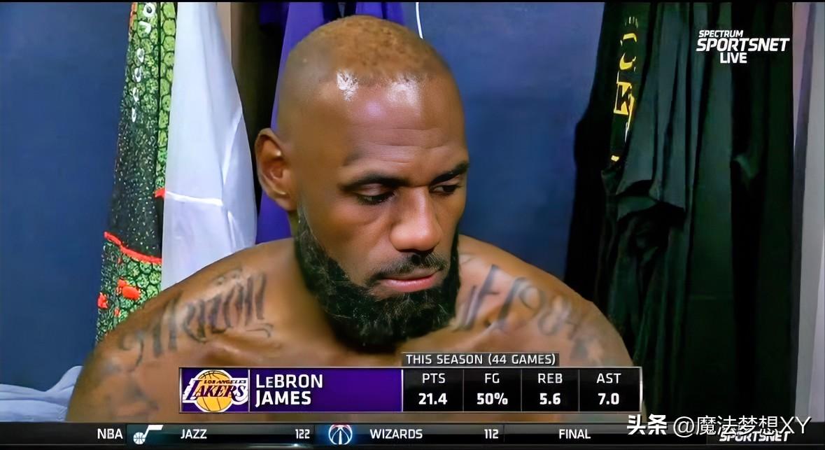 湖人客场负于掘金赛后有个细节不得不说就是詹姆斯没有和任何人拥抱就直接返回了