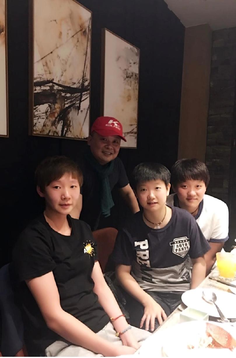 刷到这张老照片直接梦回啊！18岁的曼昱、17岁的莎莎，还有孙铭阳，一个个脸上都透