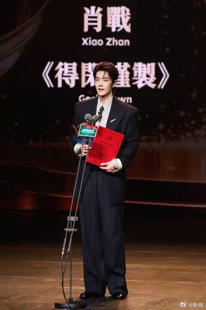 肖战受伤之后脱上衣处理伤口肖战十日终焉拍摄期间拿了多少个奖了肖战十日终焉拍摄期间