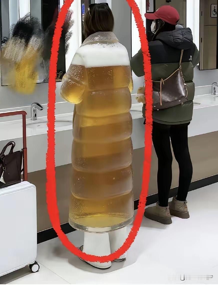 我想问这件衣服的设计师这是什么理念有多么喜欢啤酒是准备边穿口渴了还想整两口