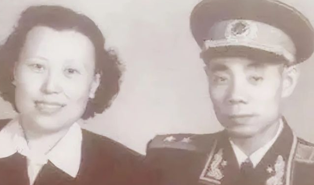 1955年，沈阳军区参谋长家孩子多，衣服实在不够穿了。恰巧老战友送了1顶报废降落