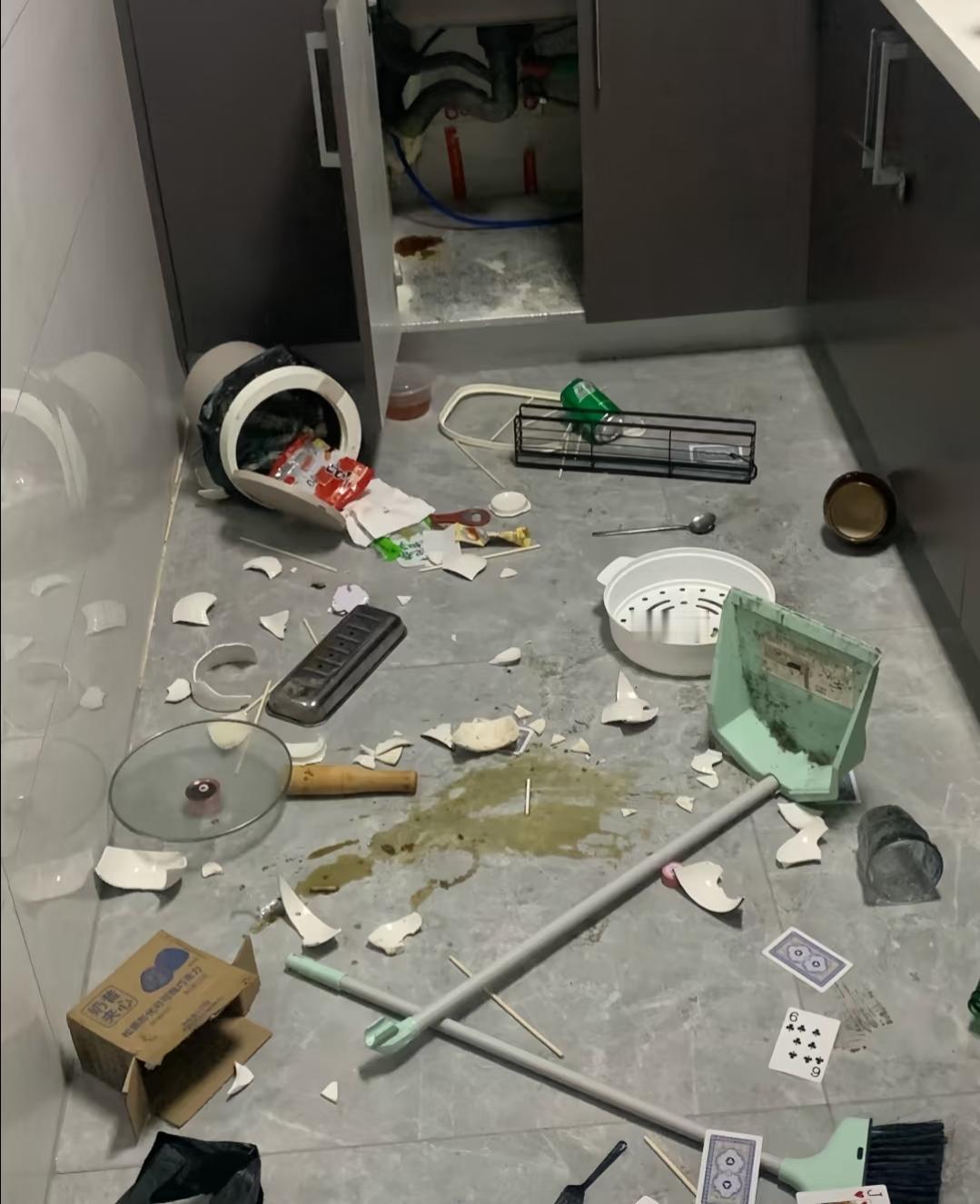 本来想国庆在家歇两天结果对门吵得我根本没法静着——婆婆哭到抽气，媳妇摔东西