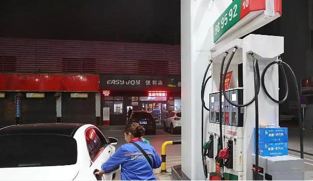 ☔油价暴涨下的众生相：有人排队抢油，有人却看透了这笔“隐形账”这几天路