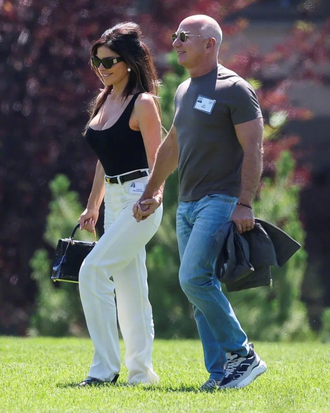 八媒：新婚夫妇杰夫·贝索斯（JeffBezos）和劳伦·桑切斯（Lauren