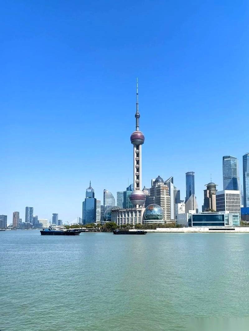 去上海好几次，我一次都没敢告诉我二舅。我怕他。怕他再把我拽进大酒店，怕他非要在