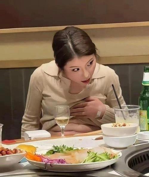 女同事给我秀了下六块腹肌，结果…笑不活了