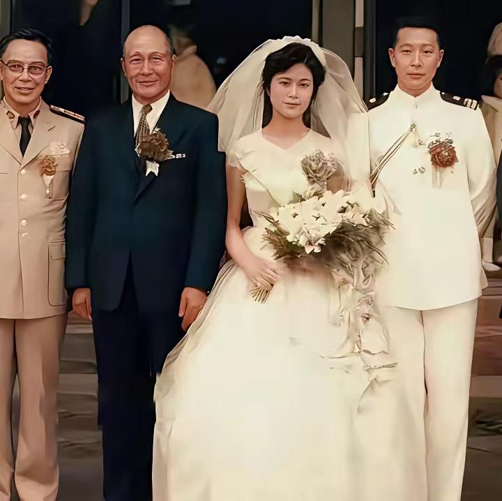 60年代，刘纬文结婚时留下的合影，最右边穿着海军服装的就是刘纬文，他的妻子是韩国