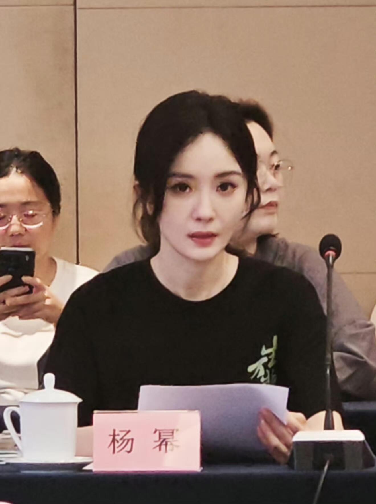 杨幂体制内女友风拜托杨幂这可是生图啊！！怎么美成这样幂姐就这样穿着简单的