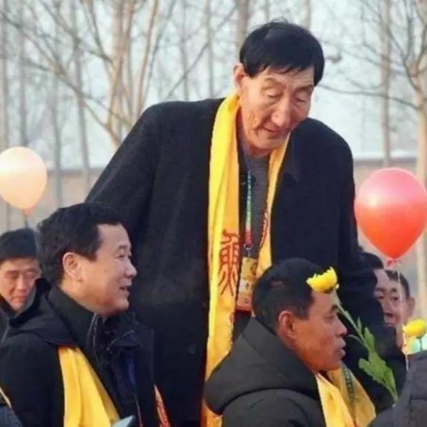 当年不顾医生劝阻执意生子，巨人鲍喜顺的儿子现状太暖心鲍喜顺身高2米36，5