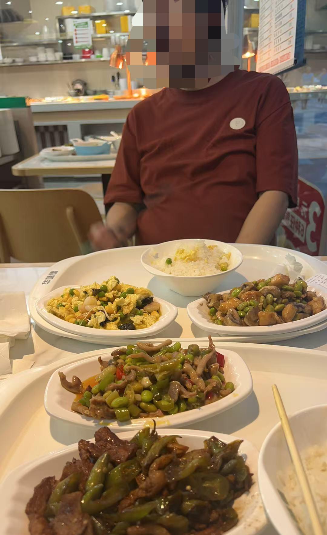 这是哪个聪明人，想出社区食堂这个点子的？阳光明媚，久违的温暖洒满阳台。忙