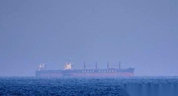 阿曼湾的海面上，美军的驱逐舰和伊朗的TOUSKA号货轮撞在了一起。一边是冒着黑