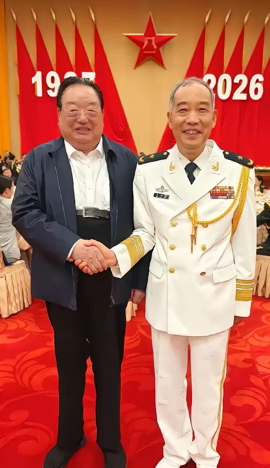 马伟明院士身着洁白挺括的海军礼服，佩戴着闪耀的将官肩章与金色绶带，面带和蔼笑容。