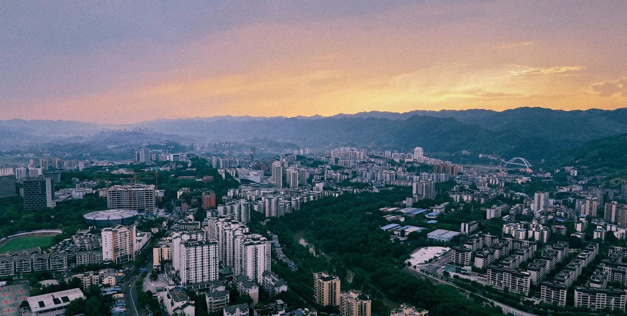 有人说，重庆的文旅新口号，雄奇山水，新韵重庆，没有“行千里、至广大”好。其实，行