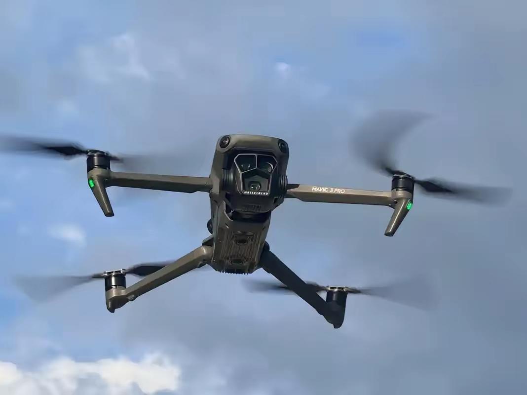 科技圈炸锅！影石这波操作被大疆抓个正着，离职不到一年的核心研发，竟带着无人机结构