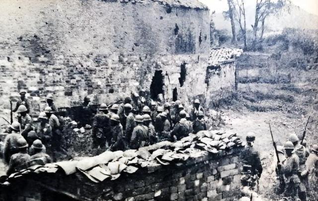 1939年，八路军营长缴获一件日军大衣，觉得材质不错，便送给杨成武。谁料，杨成武
