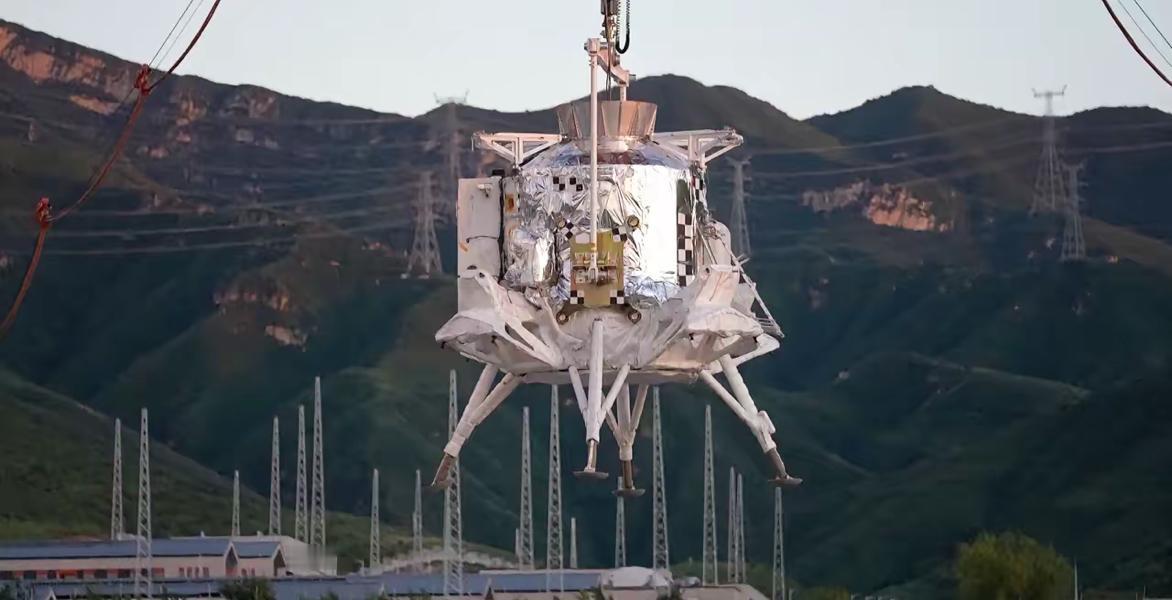 8月8日美国媒体《太空新闻》援引中国央视报道。揽月可以将两名宇航员送往月球表