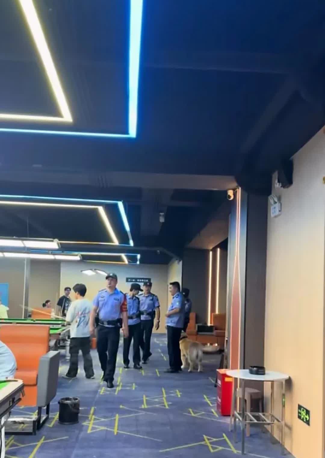 终于严查了，查的好，关闭台球厅吧！台球室都是招小姑娘，吸引男人进去玩，听别人