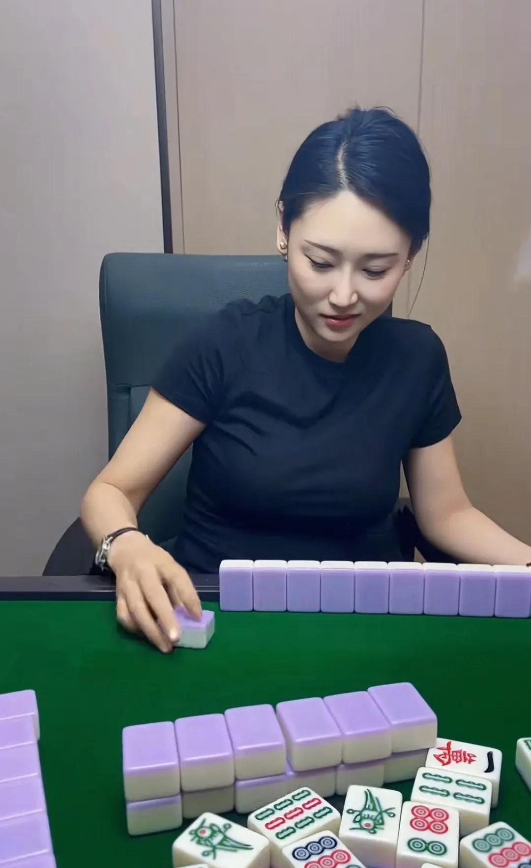 和这位美女打麻将，输了钱也甘心