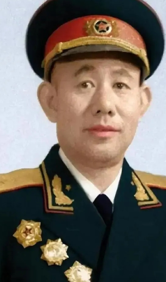 1951年，志愿军开会，彭德怀大喊了一声：“黄朝天，你给我站起来！”违反命令的黄朝天心中一沉，彭德怀