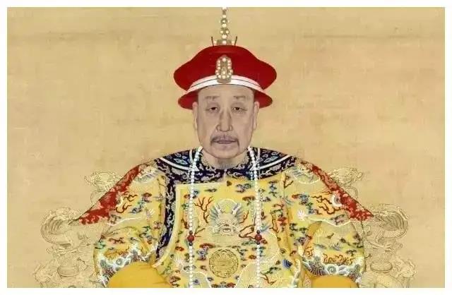 乾隆15年的一个晚上，乾隆独自在宫中溜达。当他走到一间偏房旁边，听见里面传来说话