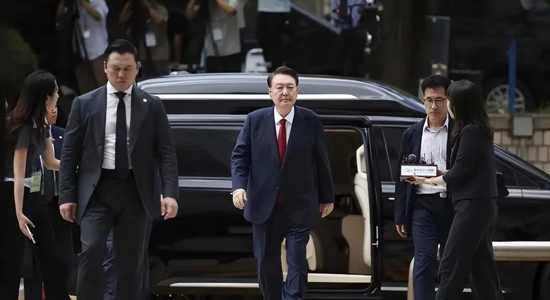 韩国原总统尹锡悦开创了韩国史上的先例，这时候他已经是2次锒铛入狱，这可以说是在韩