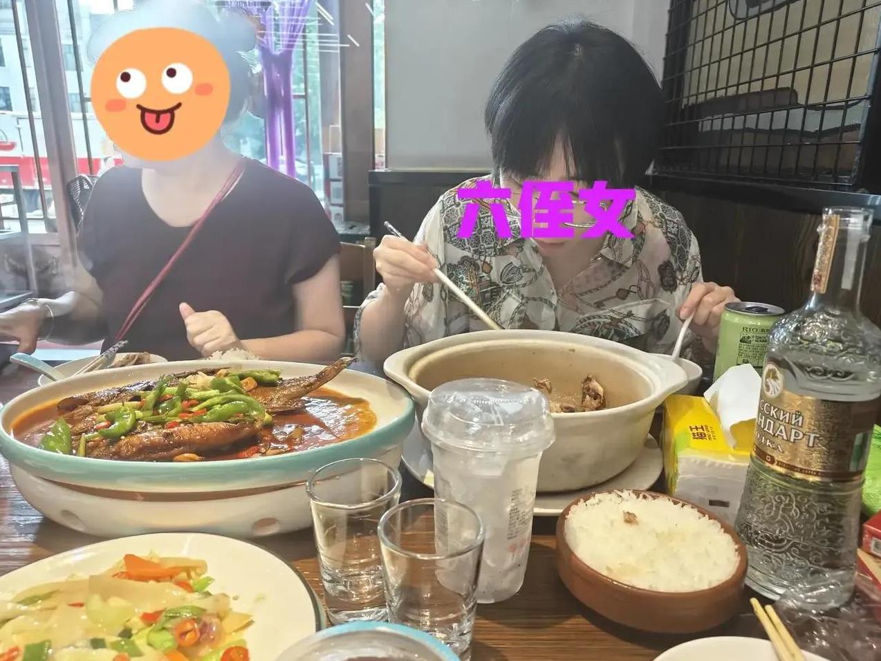 刘妈年轻的时候也是相当漂亮，说是当年鹤岗大矿团委书记追过刘妈，跟刘妈说你要是同意
